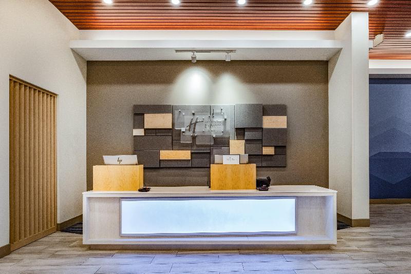 Holiday Inn Express & Suites Lincoln Downtown image