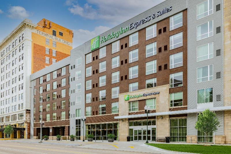 Holiday Inn Express & Suites Lincoln Downtown image