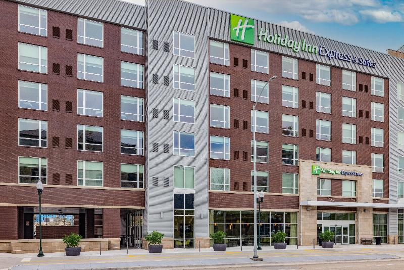 Holiday Inn Express & Suites Lincoln Downtown image