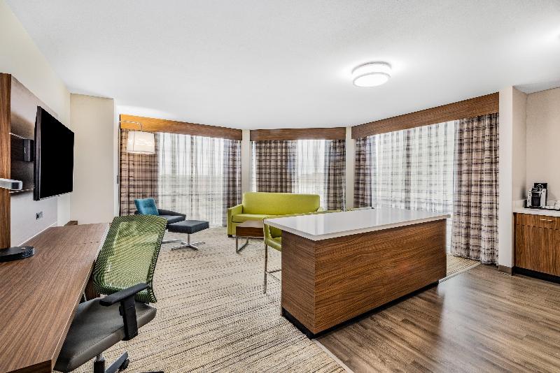 Holiday Inn Express & Suites Lincoln Downtown image