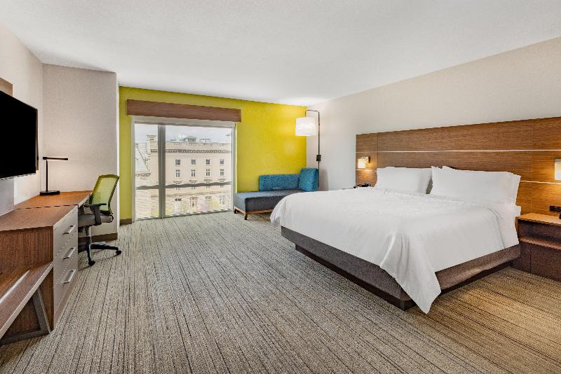 Holiday Inn Express & Suites Lincoln Downtown image