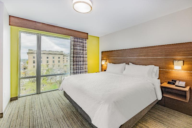 Holiday Inn Express & Suites Lincoln Downtown image