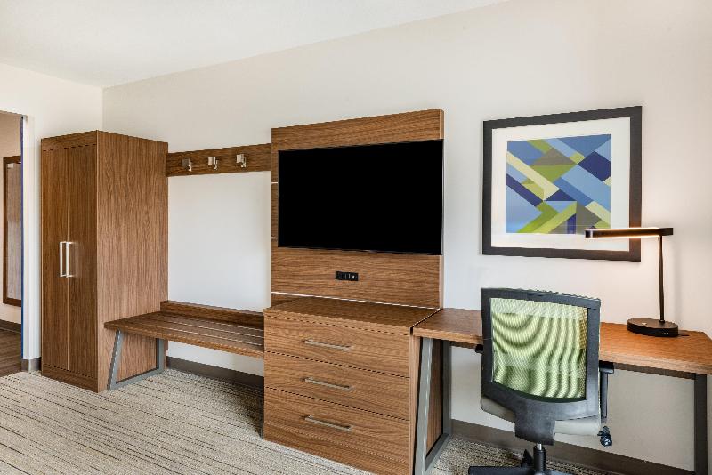 Holiday Inn Express & Suites Lincoln Downtown image