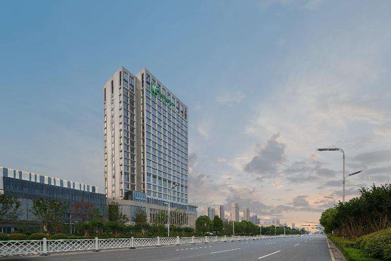 Holiday Inn Fuyang image