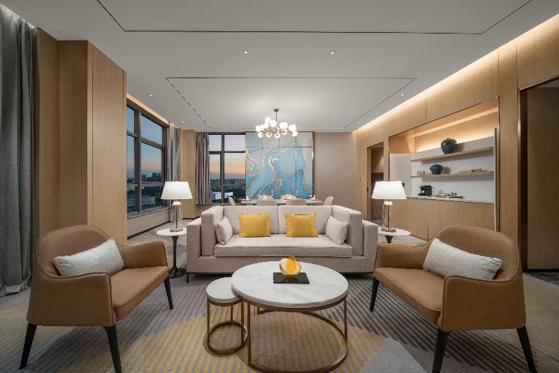 Holiday Inn Fuyang image