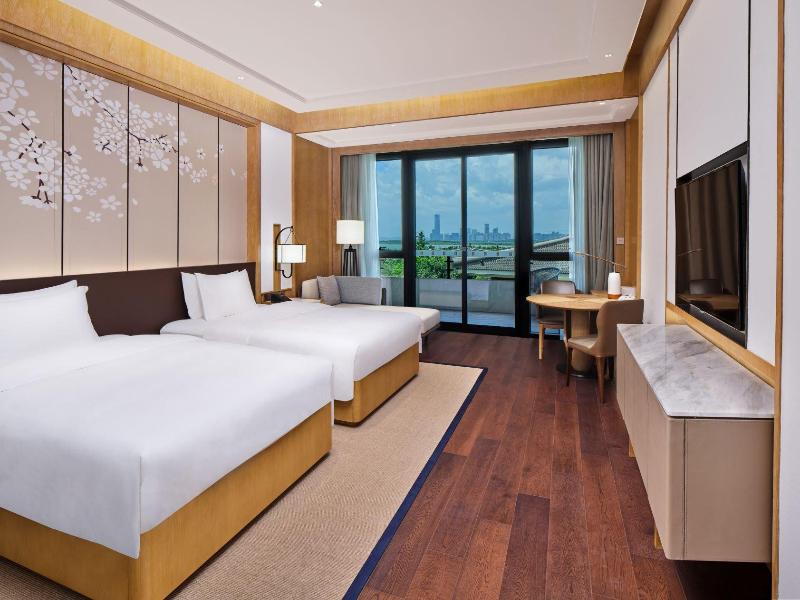 Hualuxe Suzhou Bay Hot Spring Resort, an IHG Hotel image