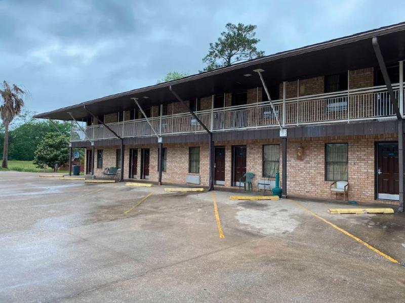 OYO Pinewood Inn & Suites Silsbee image