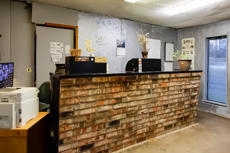 . OYO Pinewood Inn & Suites Silsbee