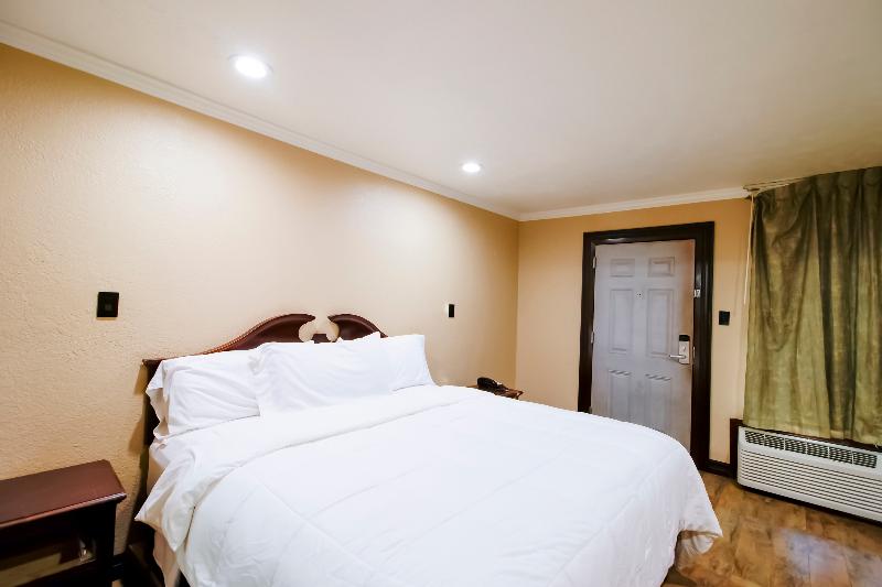 OYO Pinewood Inn & Suites Silsbee image