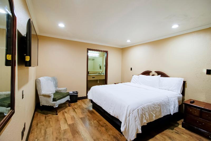 OYO Pinewood Inn & Suites Silsbee image