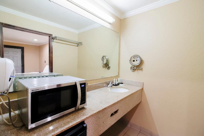 OYO Pinewood Inn & Suites Silsbee image