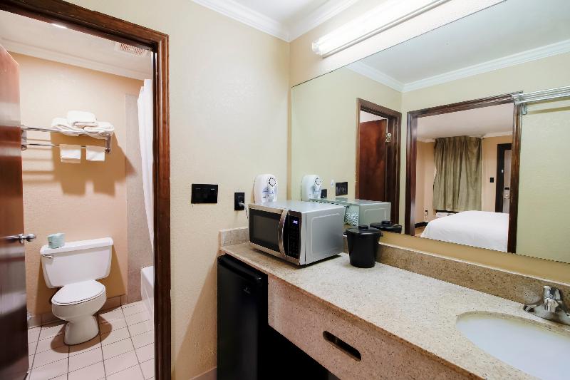 OYO Pinewood Inn & Suites Silsbee image