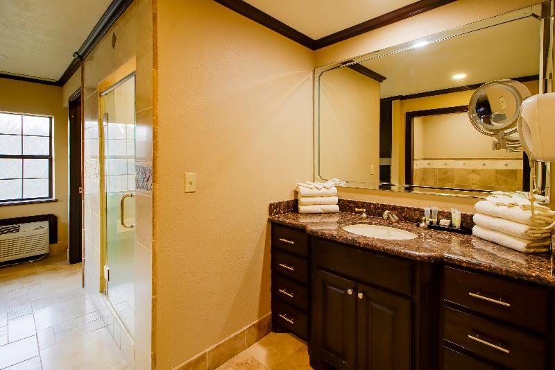 OYO Pinewood Inn & Suites Silsbee image