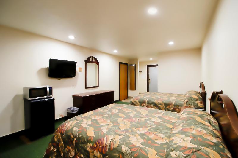 OYO Pinewood Inn & Suites Silsbee image