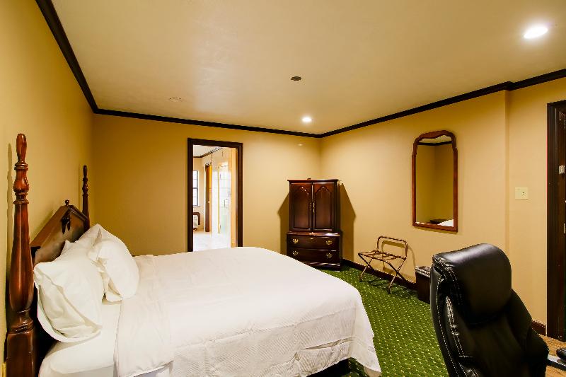 OYO Pinewood Inn & Suites Silsbee image
