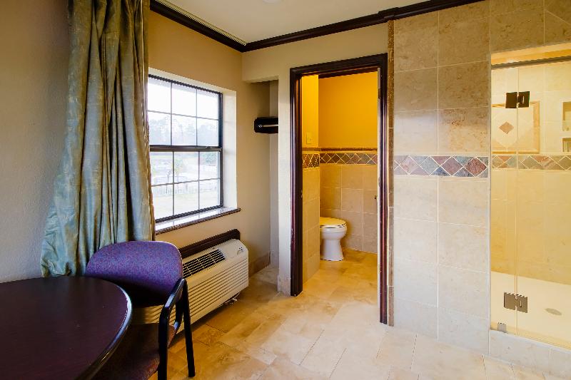 OYO Pinewood Inn & Suites Silsbee image