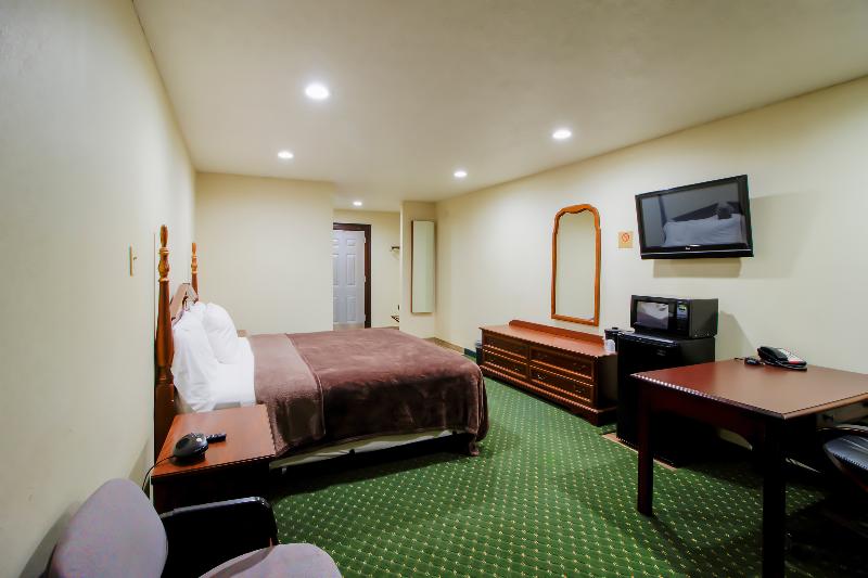 OYO Pinewood Inn & Suites Silsbee image
