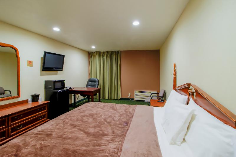OYO Pinewood Inn & Suites Silsbee image