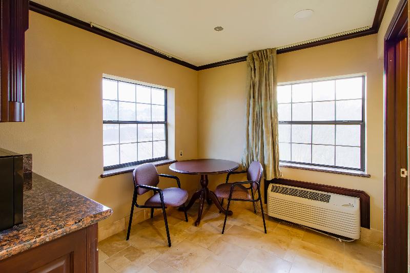 OYO Pinewood Inn & Suites Silsbee image
