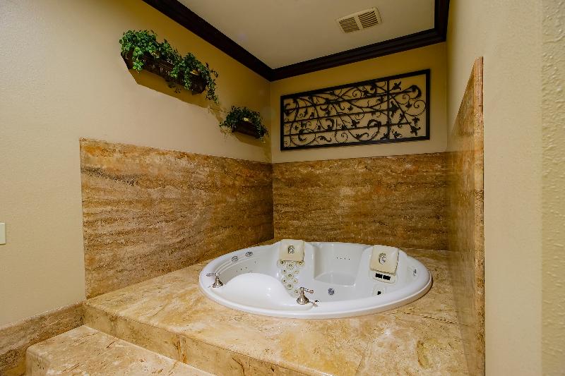 OYO Pinewood Inn & Suites Silsbee image