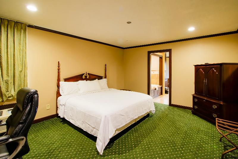 OYO Pinewood Inn & Suites Silsbee image