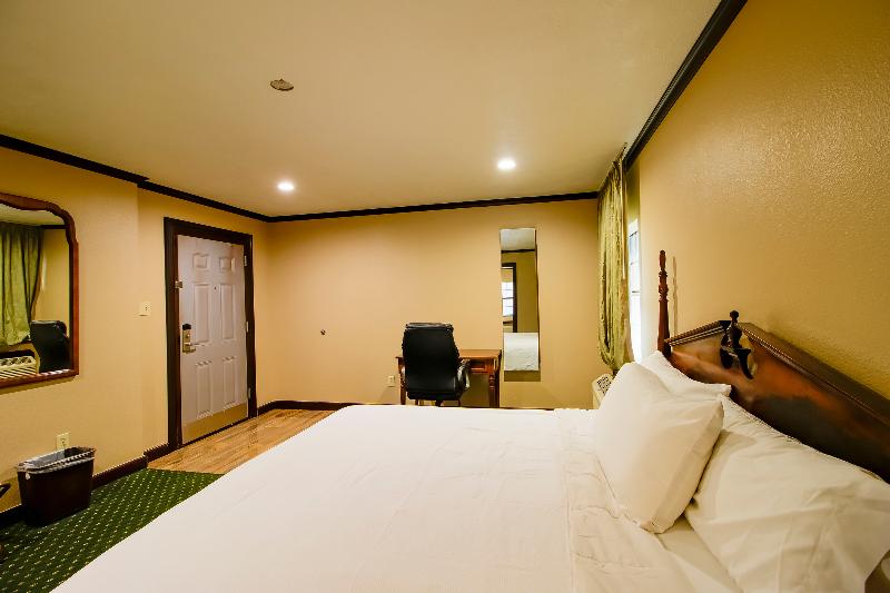 OYO Pinewood Inn & Suites Silsbee image