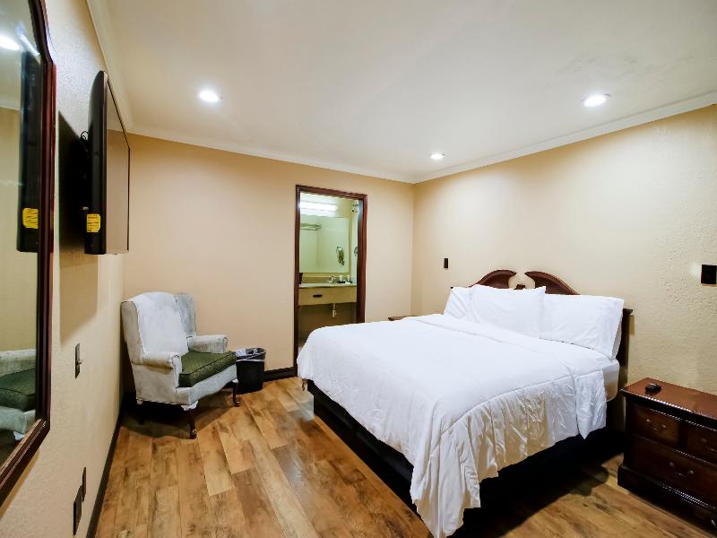 OYO Pinewood Inn & Suites Silsbee GA image