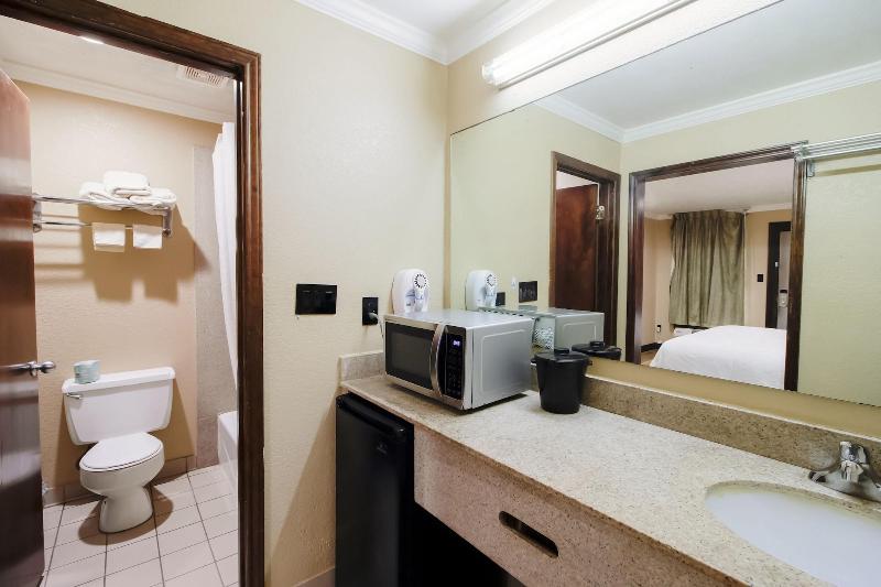 OYO Pinewood Inn & Suites Silsbee image