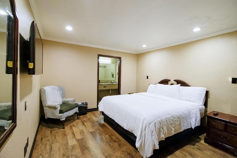 OYO Pinewood Inn & Suites Silsbee image