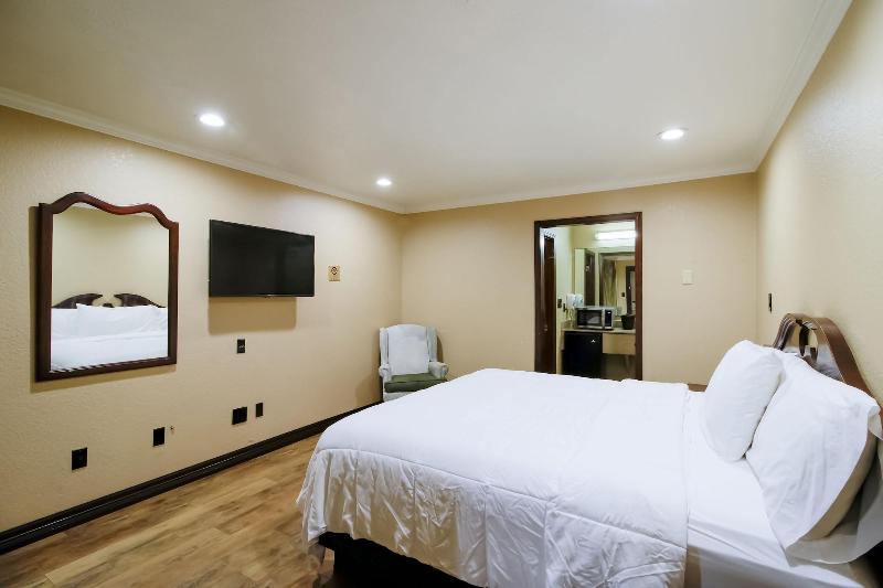 OYO Pinewood Inn & Suites Silsbee image