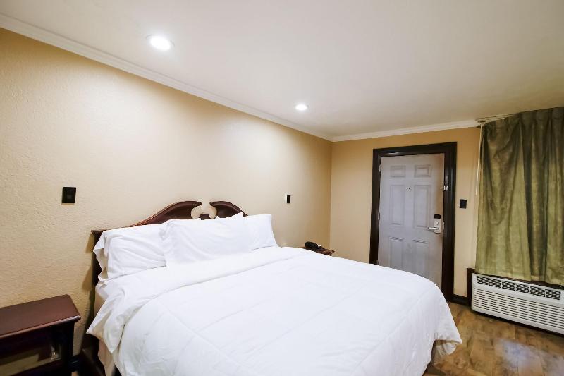 OYO Pinewood Inn & Suites Silsbee image