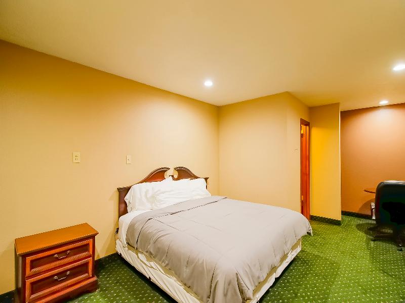 OYO Pinewood Inn & Suites Silsbee GA image