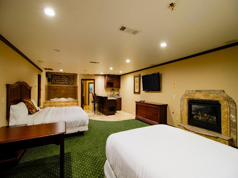 OYO Pinewood Inn & Suites Silsbee GA image