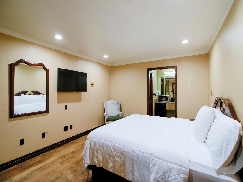 OYO Pinewood Inn & Suites Silsbee GA image