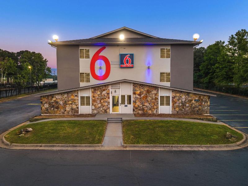 Little Rock Inn & Suites