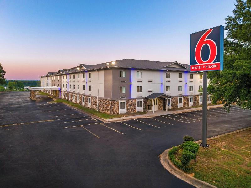 Little Rock Inn & Suites