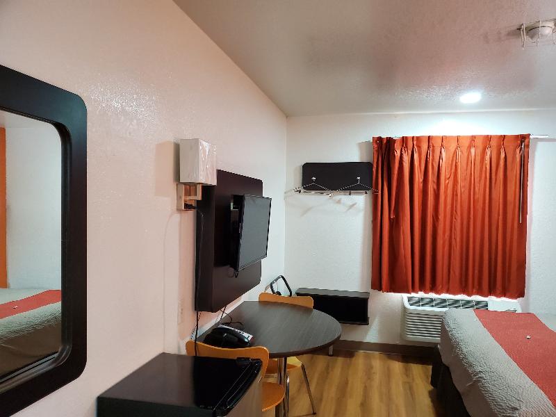 Little Rock Inn & Suites