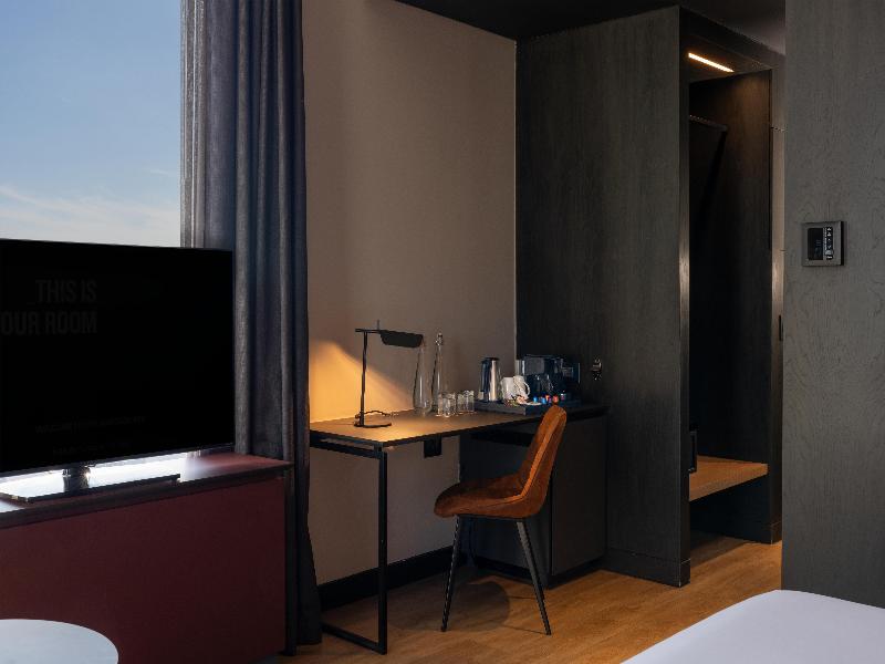 Radisson RED Hotel Johannesburg Rosebank image