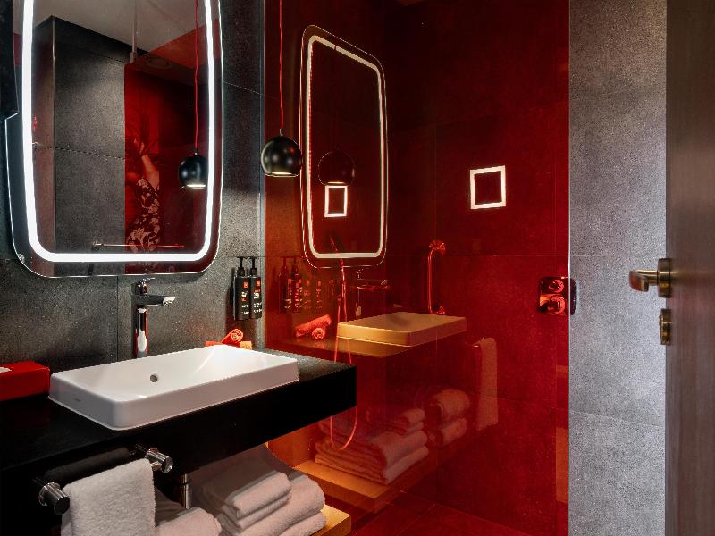 Radisson RED Hotel Johannesburg Rosebank image