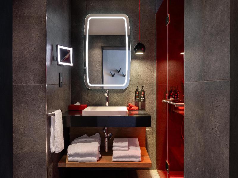 Radisson RED Hotel Johannesburg Rosebank image