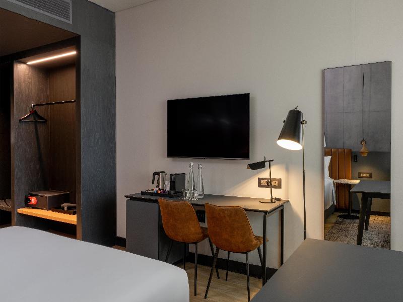 Radisson RED Hotel Johannesburg Rosebank image