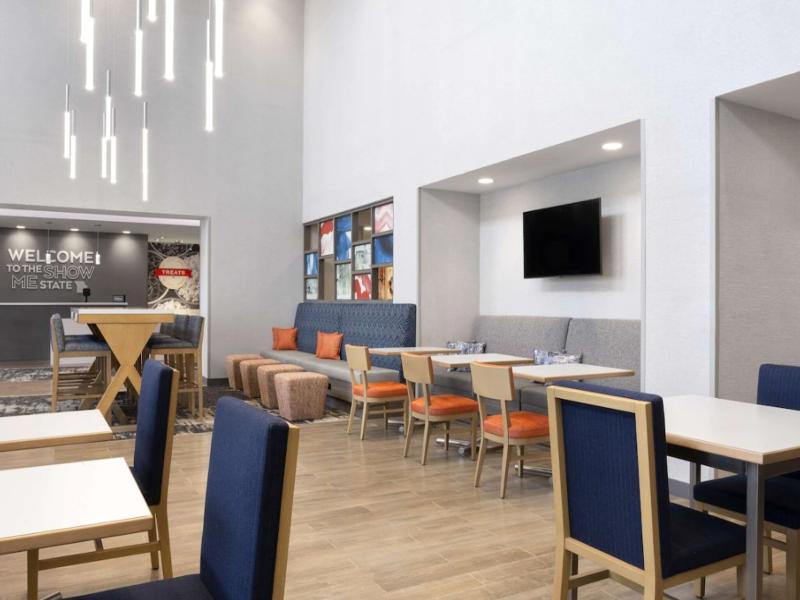Hampton Inn & Suites St. Charles Old Town Area, MO image