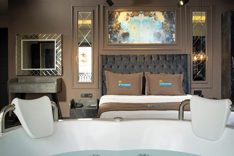 La Cielo Hotel image