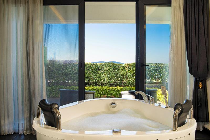 La Cielo Hotel image