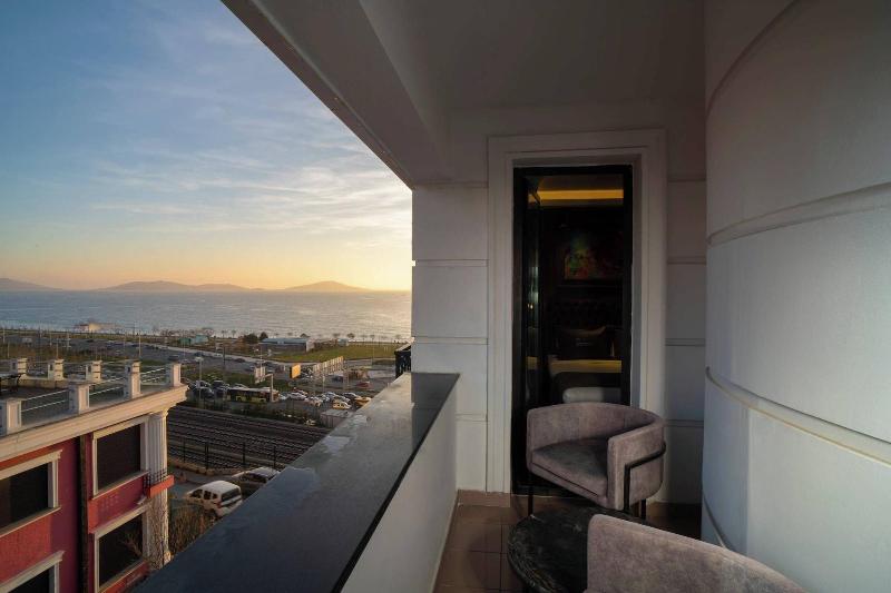 La Cielo Hotel image