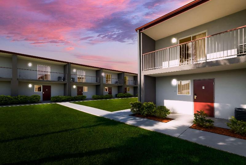Quality Suites Wildwood - The Villages image