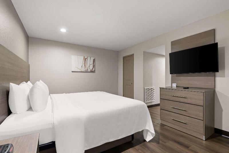 Quality Suites Wildwood - The Villages image