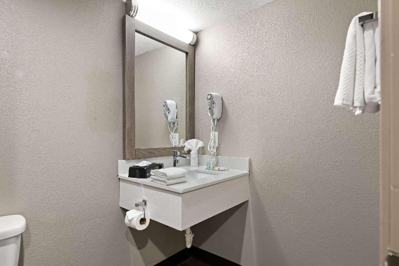 Quality Suites Wildwood - The Villages image