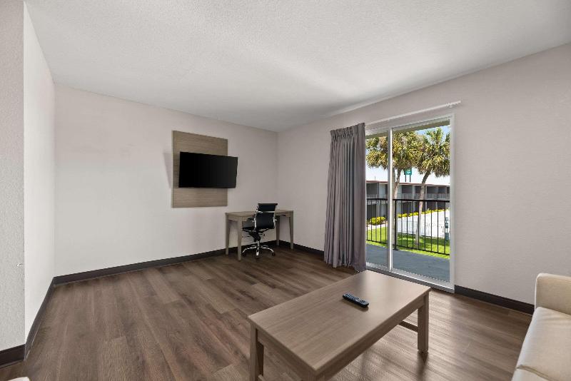 Quality Suites Wildwood - The Villages image