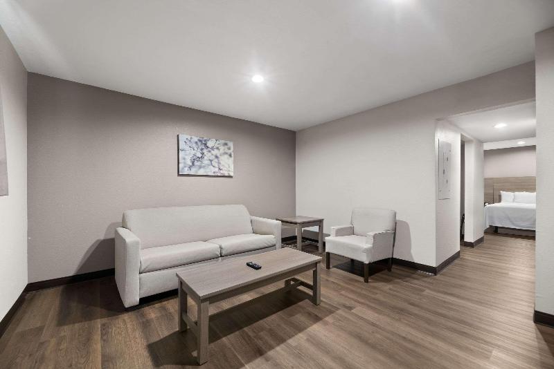 Quality Suites Wildwood - The Villages image